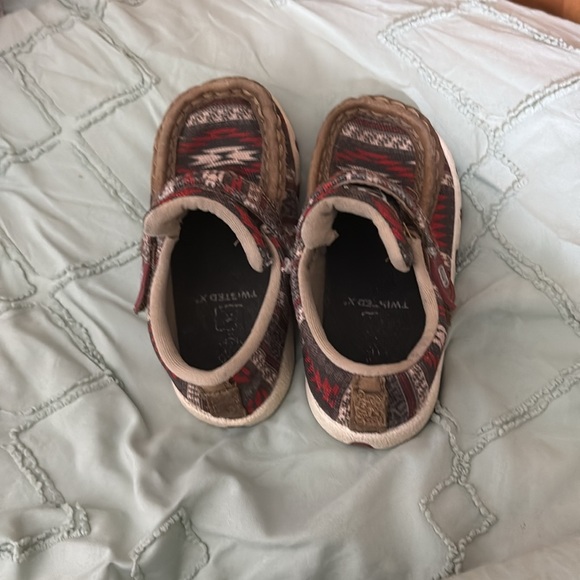 Classic Red and Brown Moccasins with Lace Detailing - Picture 3 of 5
